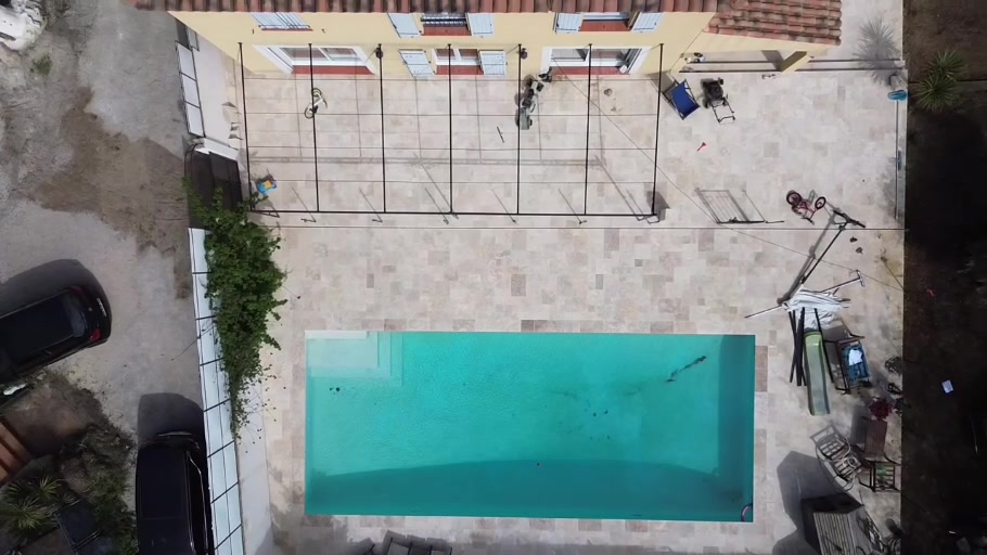 Vue aérienne de la piscine et de la terrasse rénovées à Marseille