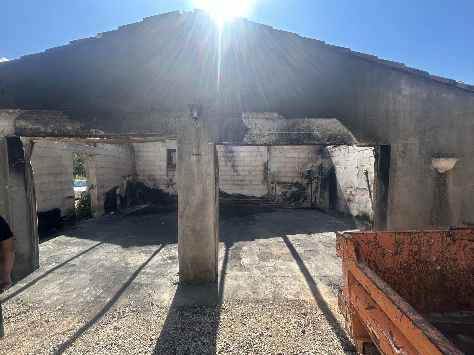 Intérieur du garage dégagé après déblaiement